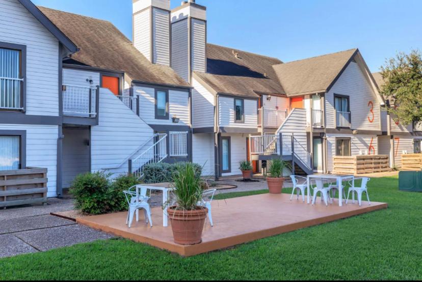 The Cozy Clouds Resort At Nrg Houston Exterior foto