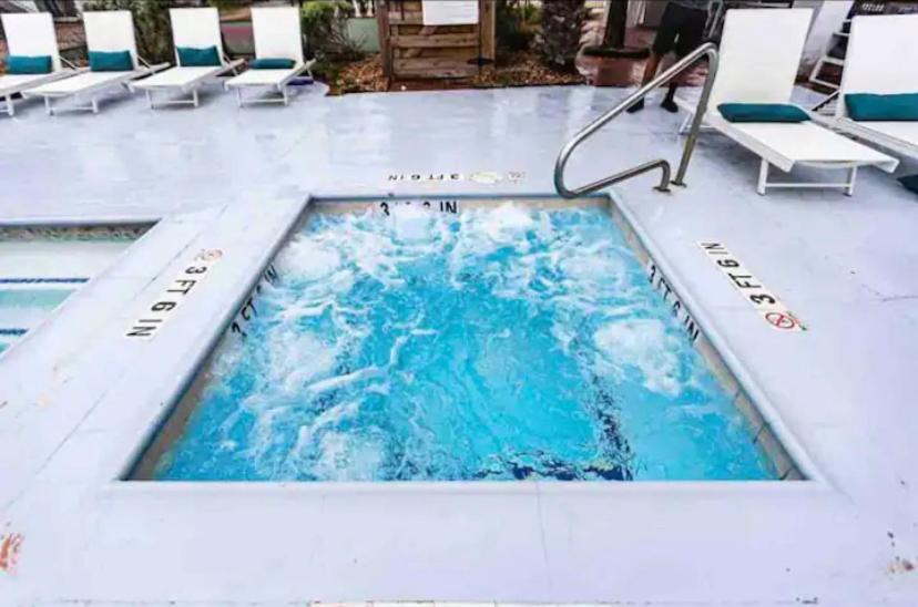 The Cozy Clouds Resort At Nrg Houston Exterior foto